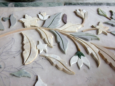 plateaux de marqueterie de pierres dures en phase d'élaboration, détail         